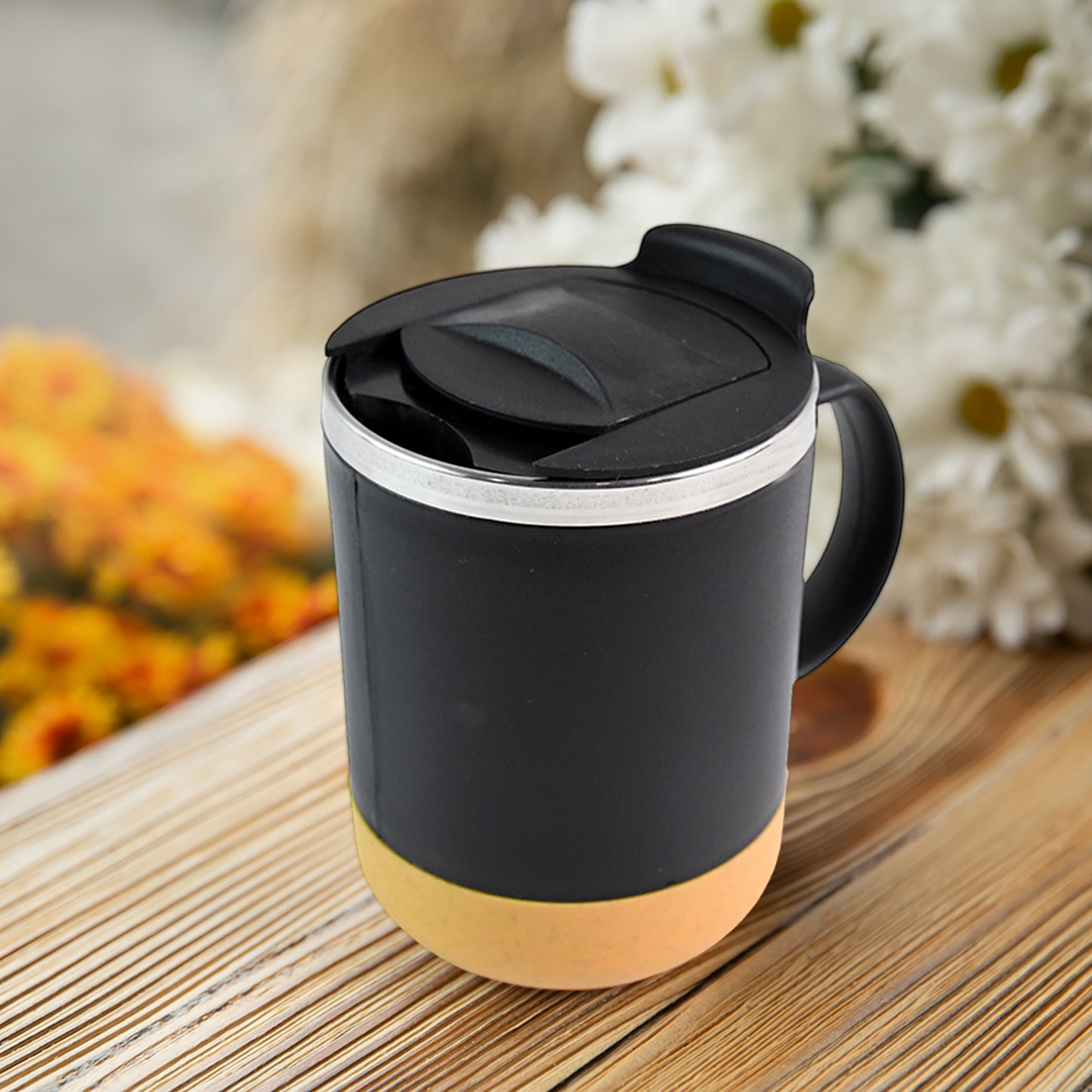 Wukusy insulated coffee mug with spill-proof lid, 350ml, in black, showing the mug's sleek design and secure lid.