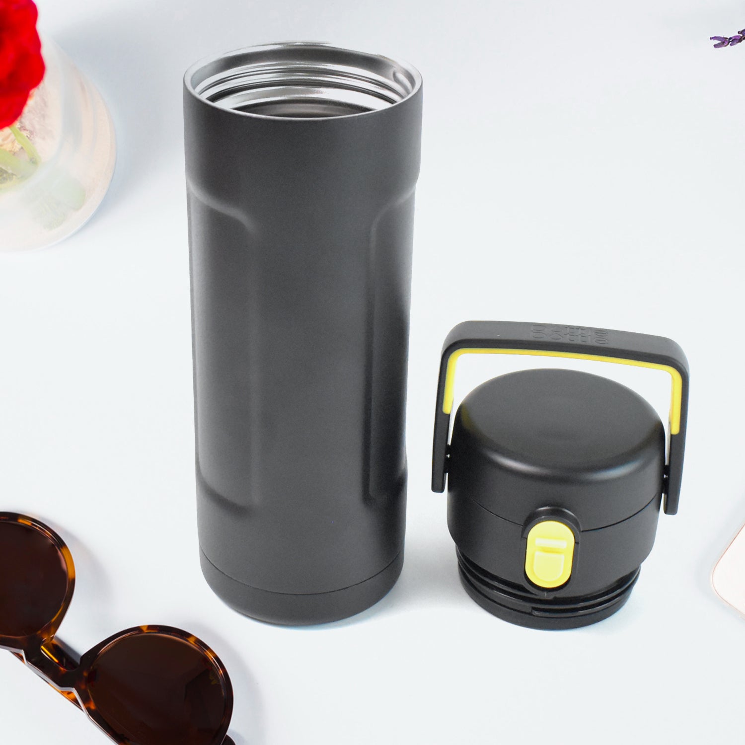 Wukusy insulated water bottle with vacuum seal, leak-proof design, BPA-free, ideal for hot and cold beverages in home and kitchen.