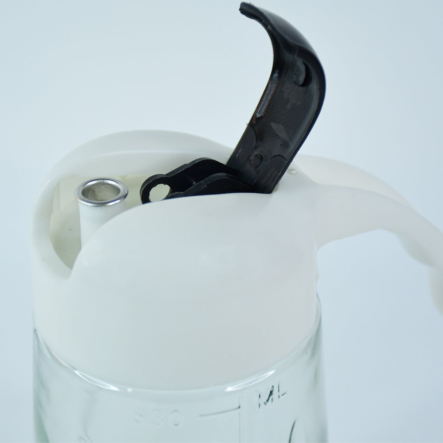 Wukusy glass oil dispenser bottle with automatic opening and closing for oil, vinegar, honey, and olive oil, 630ml capacity.