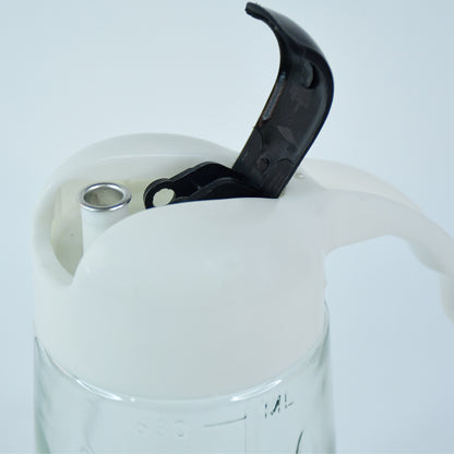 Wukusy glass oil dispenser bottle with automatic opening and closing for oil, vinegar, honey, and olive oil, 630ml capacity.