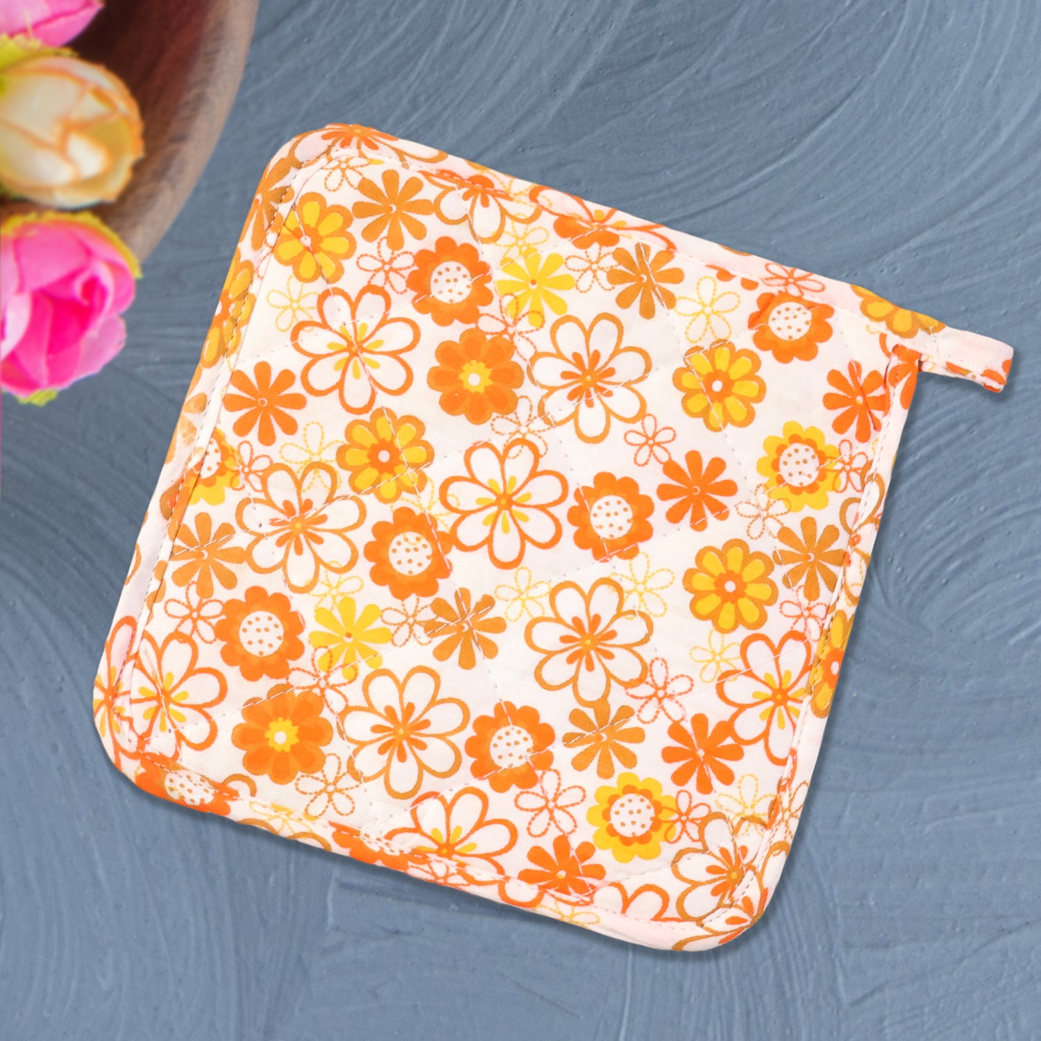 Wukusy heat-resistant quilted pot holder and oven mitt pad, 16x16 cm, for safe handling of hot pots and pans in kitchen.