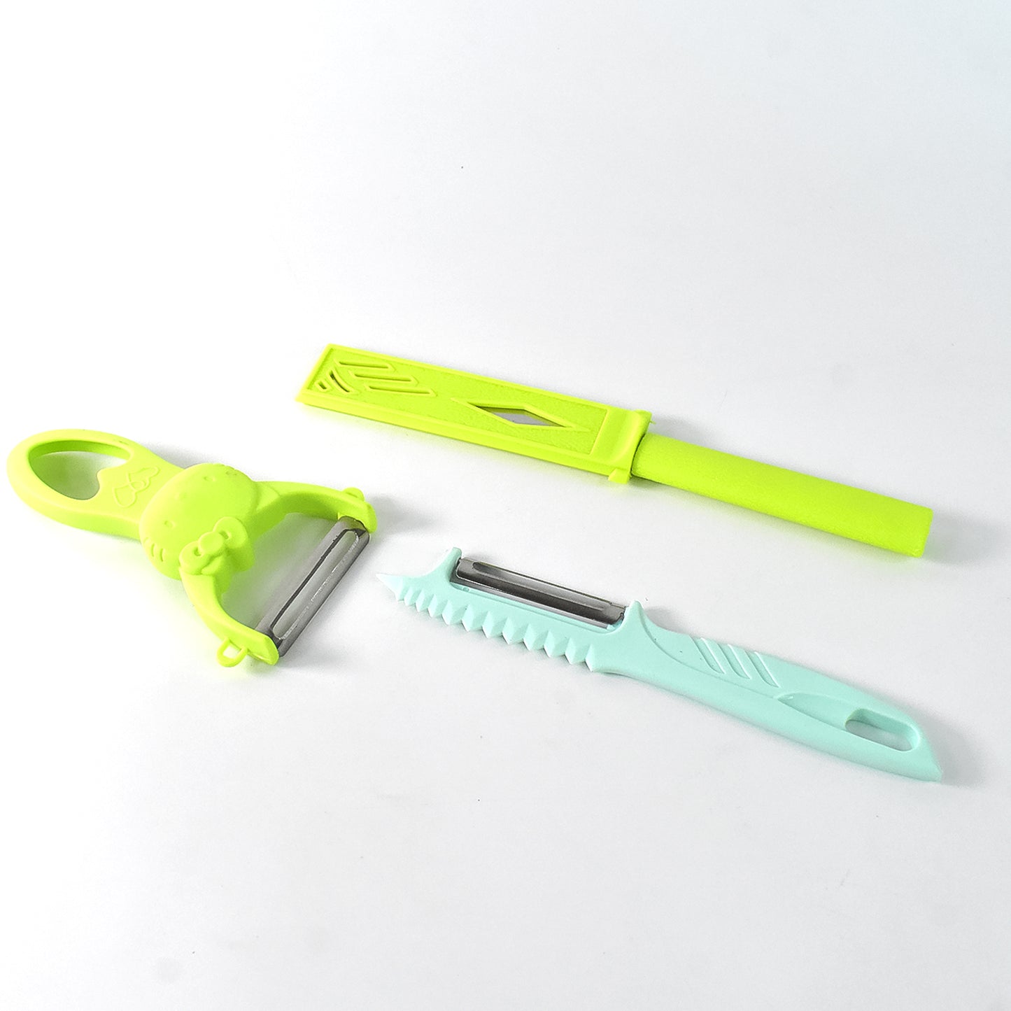 Wukusy 3-piece kitchen vegetable peelers set with ergonomic handles and stainless steel blades for efficient peeling.