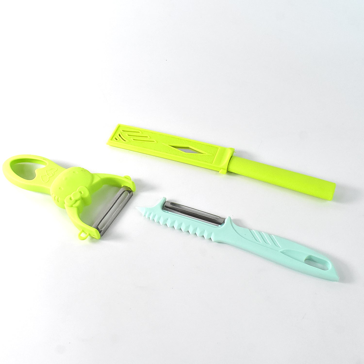 Wukusy 3-piece kitchen vegetable peelers set with ergonomic handles and stainless steel blades for efficient peeling.
