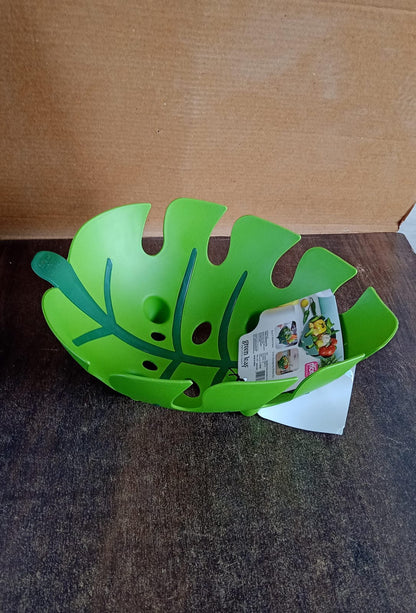 Leaf-shaped plastic fruit basket from Wukusy, ideal for kitchen storage, featuring a stylish leaf design for fruit organization.