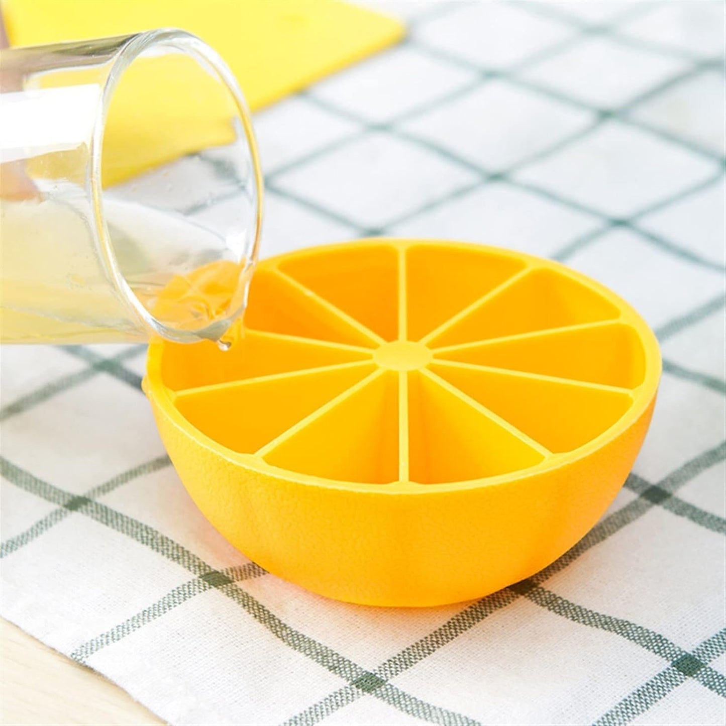 Wukusy lemon-shaped flexible silicone ice cube tray with 8 round ice mold slots for home and kitchen use.