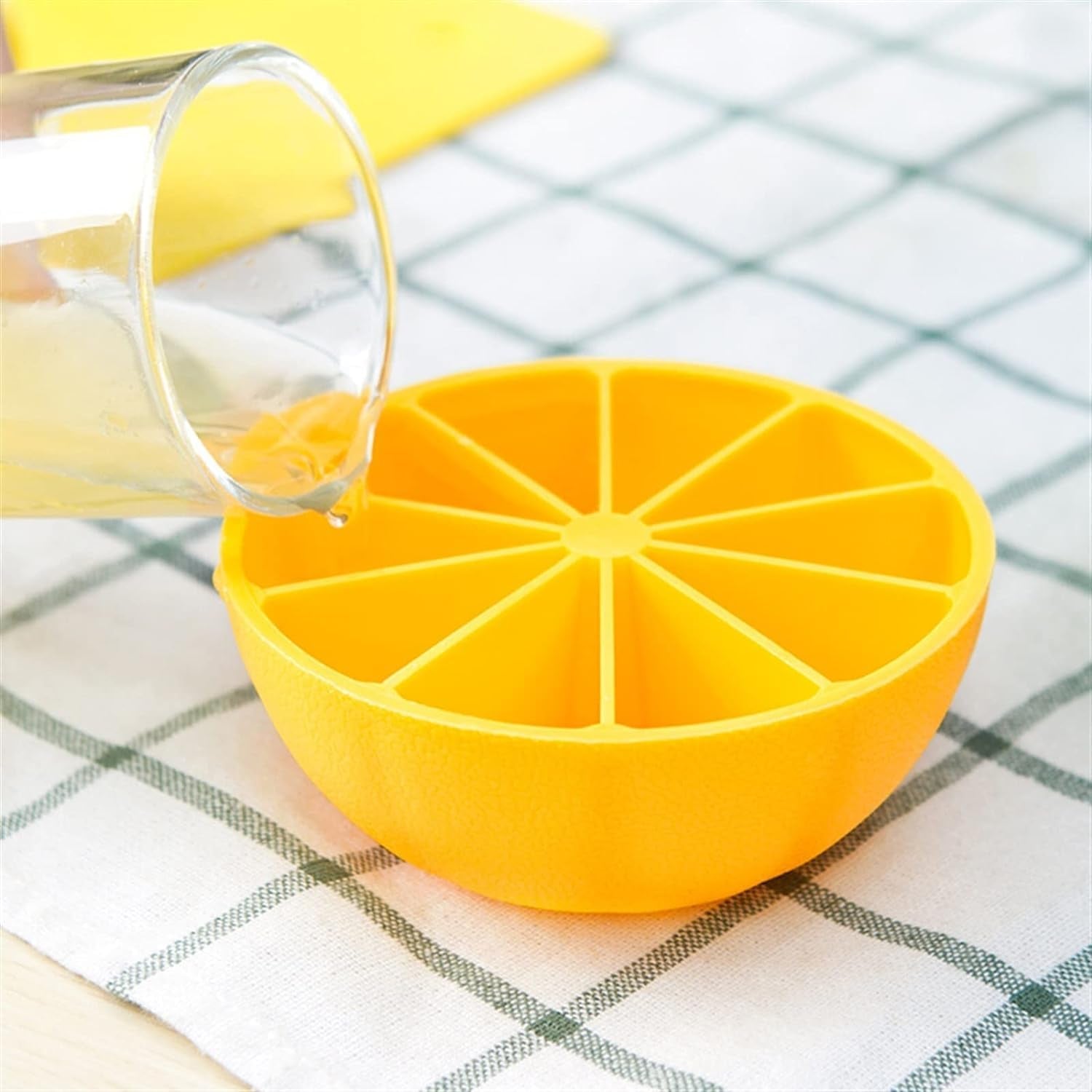 Wukusy lemon-shaped flexible silicone ice cube tray with 8 round ice mold slots for home and kitchen use.