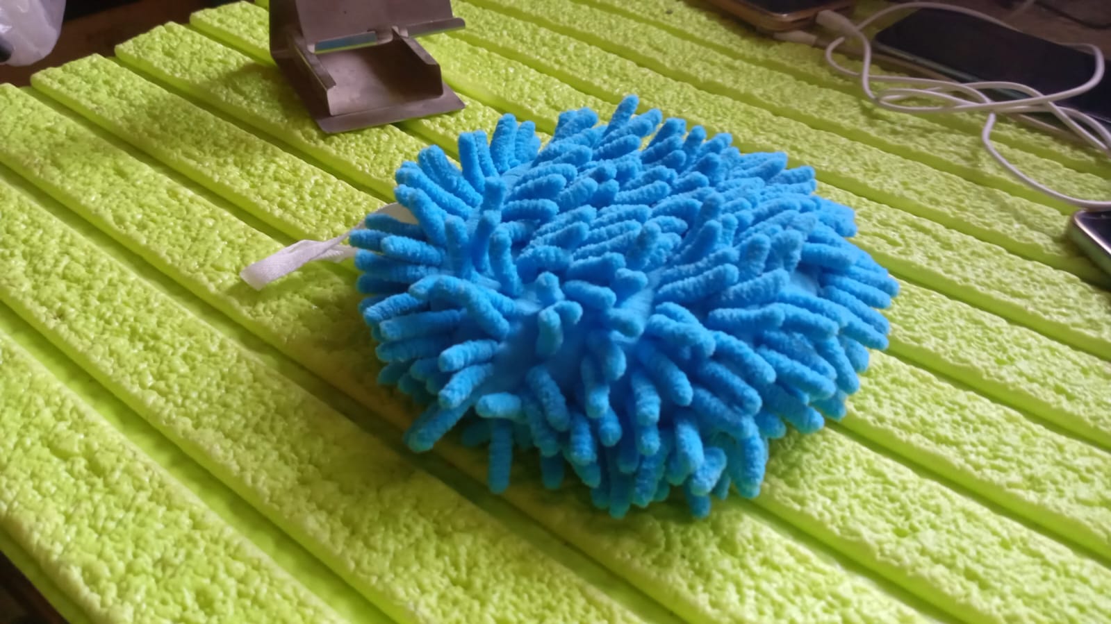 Wukusy microfiber cleaning duster for home and kitchen, multi-purpose dusting tool with soft, absorbent fibers for versatile cleaning.