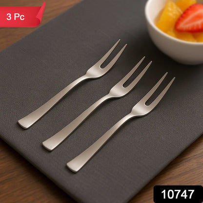 Set of three Wukusy mini dessert fruit forks for serving small fruits and desserts in home and kitchen settings.