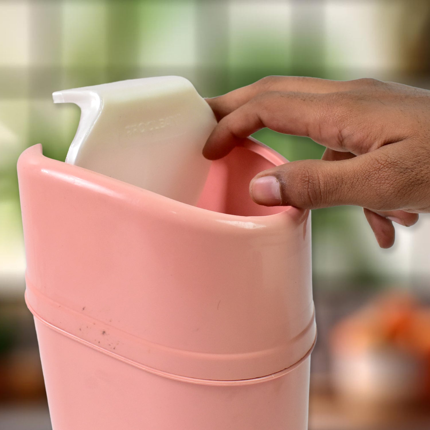 Wukusy mini plastic trash can with lid, compact garbage bin for home and kitchen use