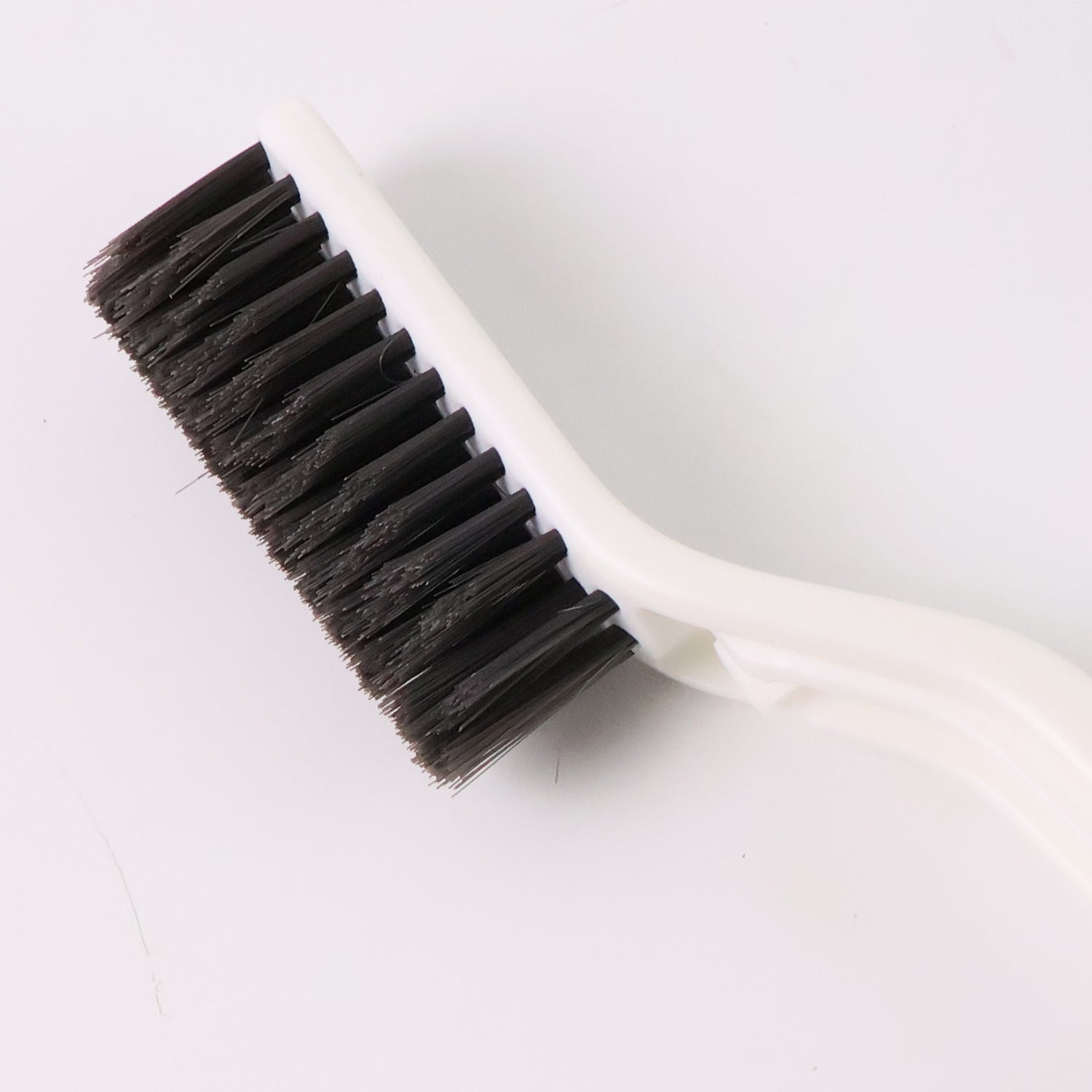 Wukusy 2-in-1 multifunctional floor gap cleaning brush for home and kitchen, with a compact design and durable bristles.