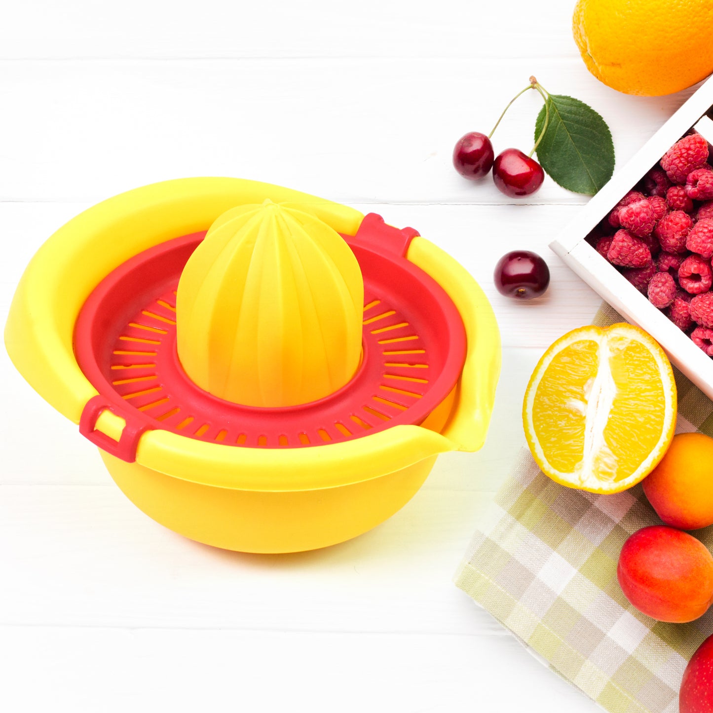 Wukusy orange juicer machine hand press with 300 ml capacity for fresh citrus juice extraction in home kitchen setting.