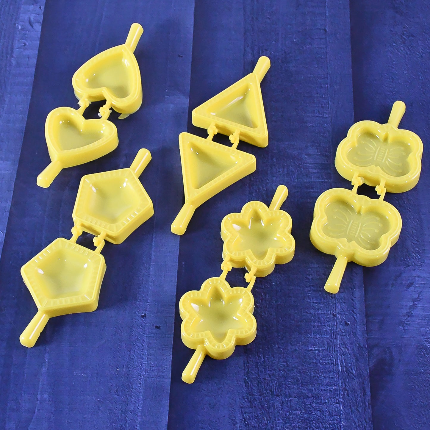 Wukusy 6-piece plastic cookie cutter mould set for baking, includes various shapes for home kitchen use.