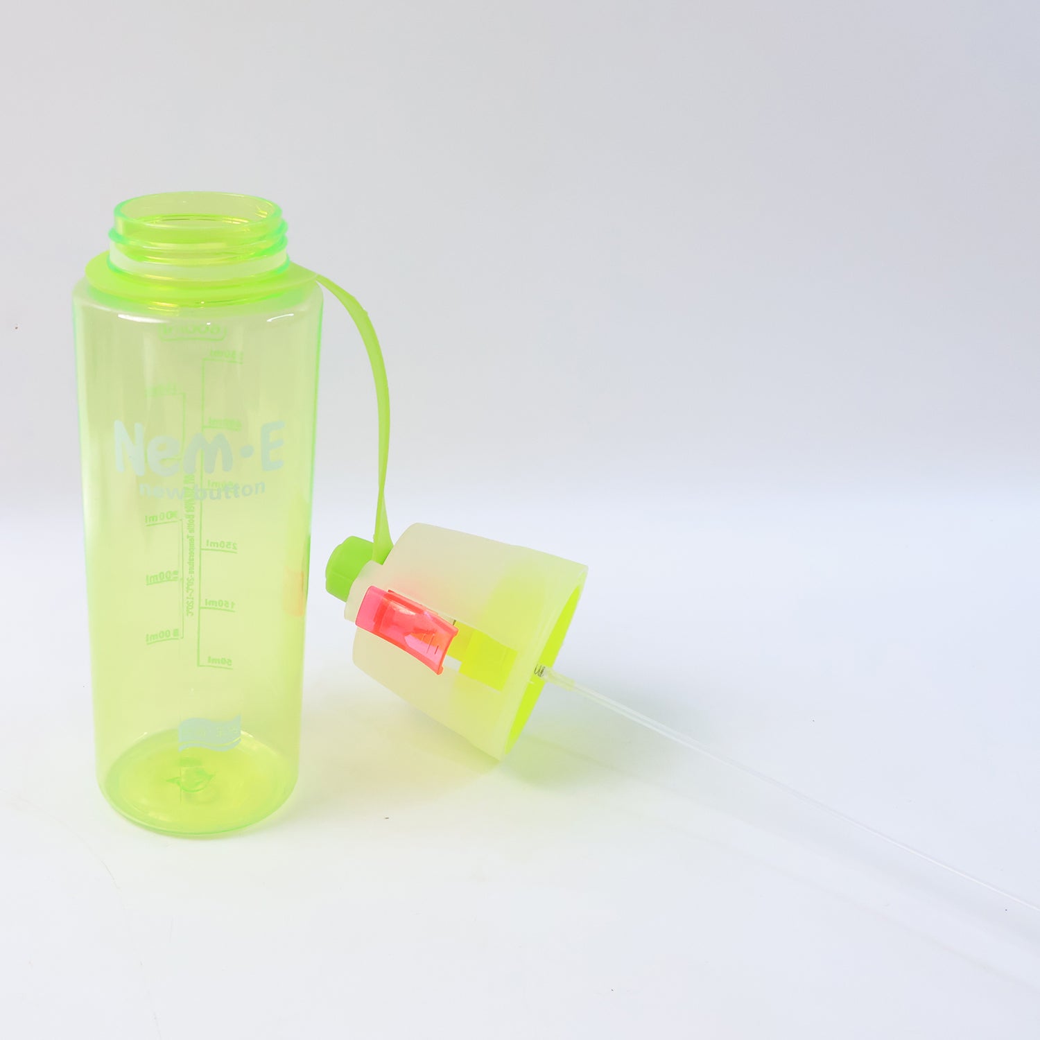 Wukusy plastic dual-function sports water bottle with built-in mist spray and leakproof cap, 600ml capacity, for active hydration.