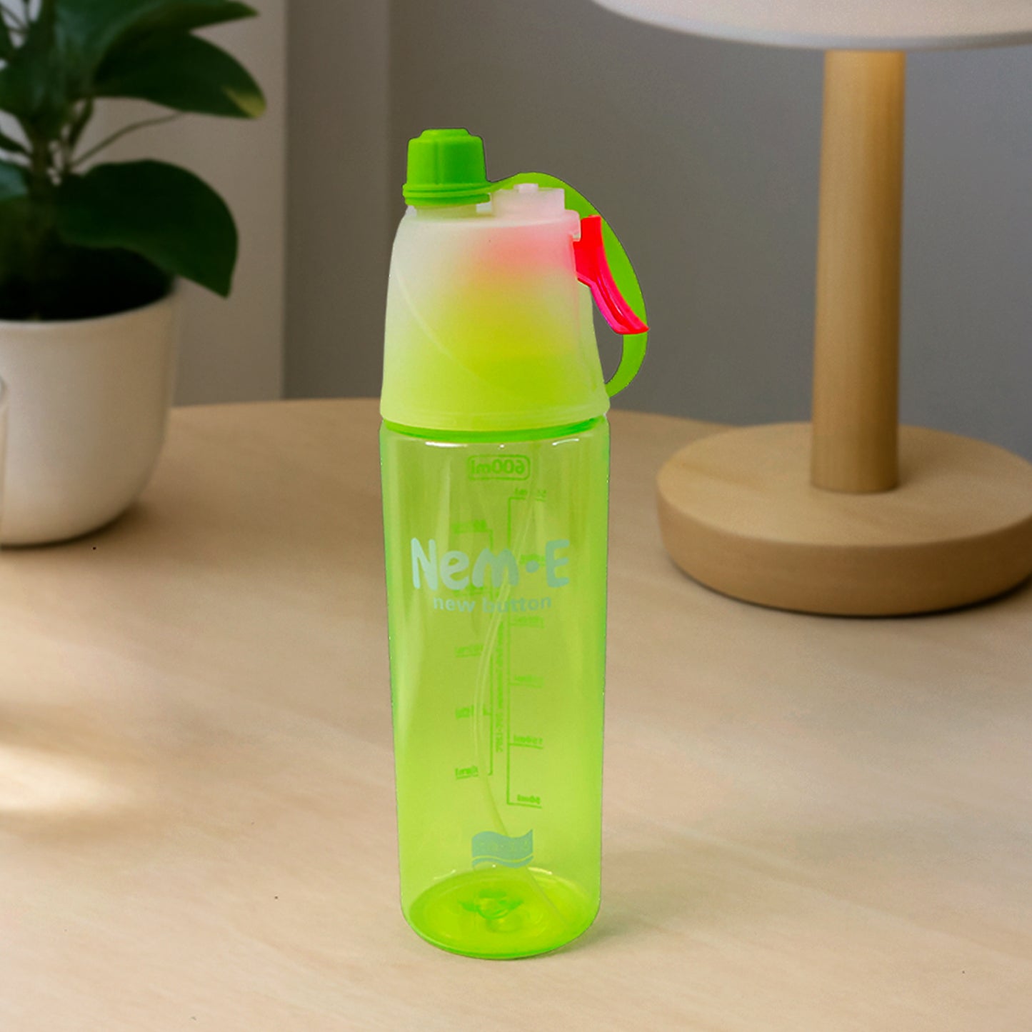 Wukusy plastic dual-function sports water bottle with built-in mist spray and leakproof cap, 600ml, for active hydration and outdoor use.