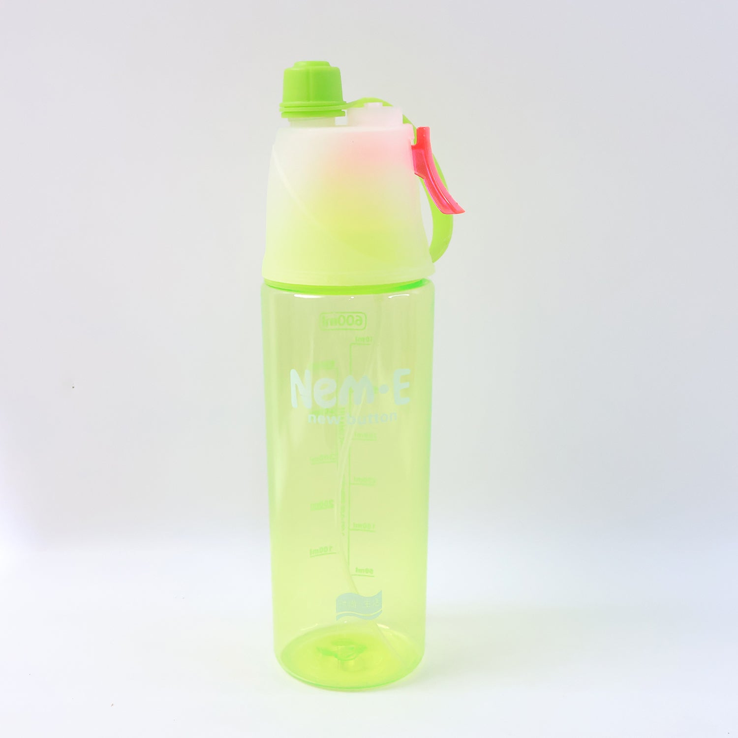 Wukusy plastic dual-function sports water bottle with built-in mist spray, leakproof cap, 600ml, ideal for home and outdoor use