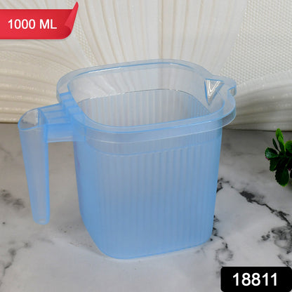 Transparent plastic square bath water mug from Wukusy, 1000 ml capacity, in mixed colors, ideal for home and kitchen use.