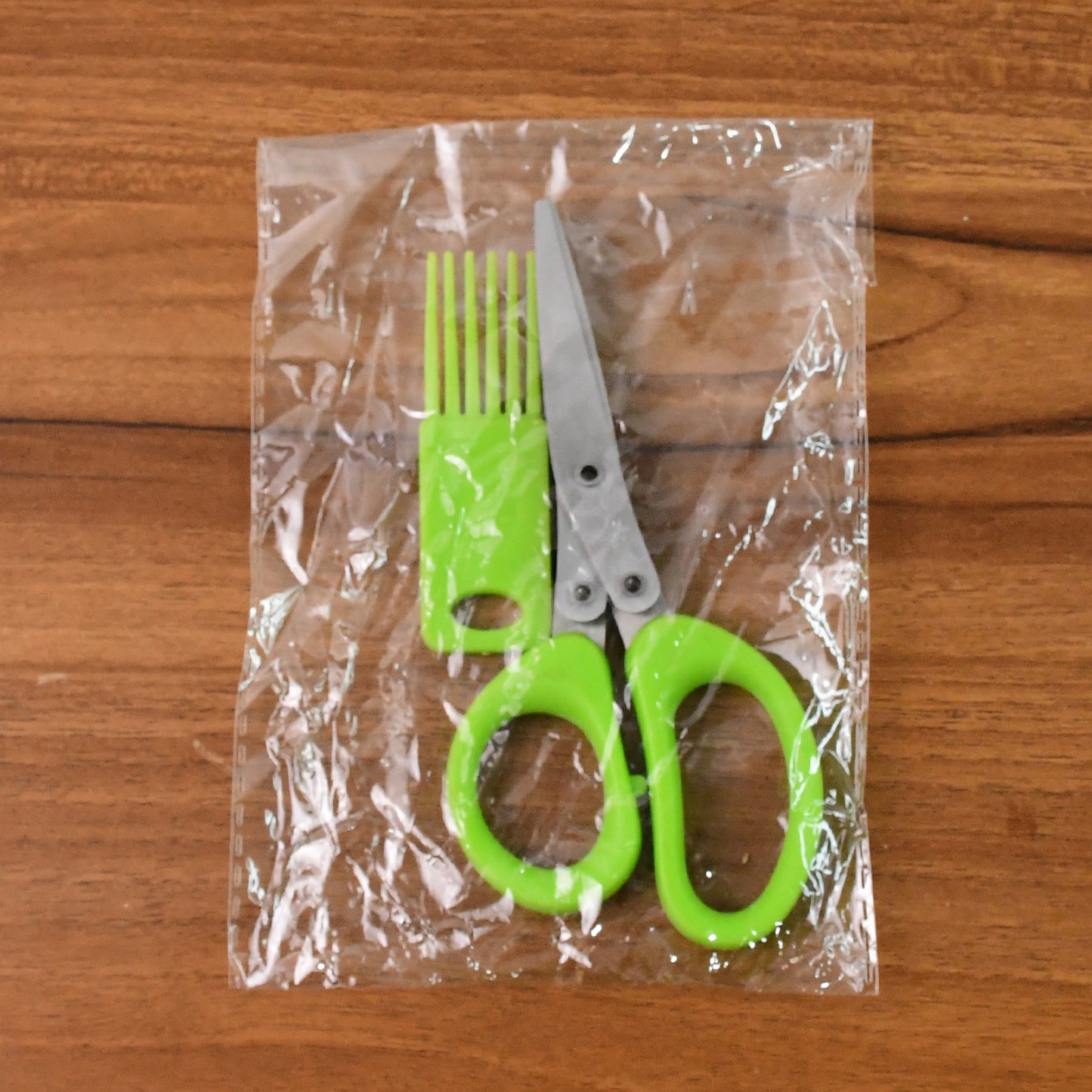 Wukusy premium 3-blade multipurpose kitchen scissors with cleaning comb for versatile kitchen tasks and easy cleaning.