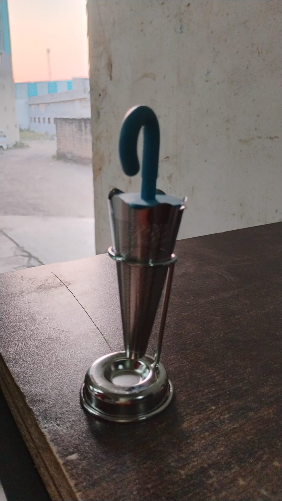 Wukusy reusable cute umbrella tea strainer with tray and stand, shown on a kitchen countertop for tea brewing.