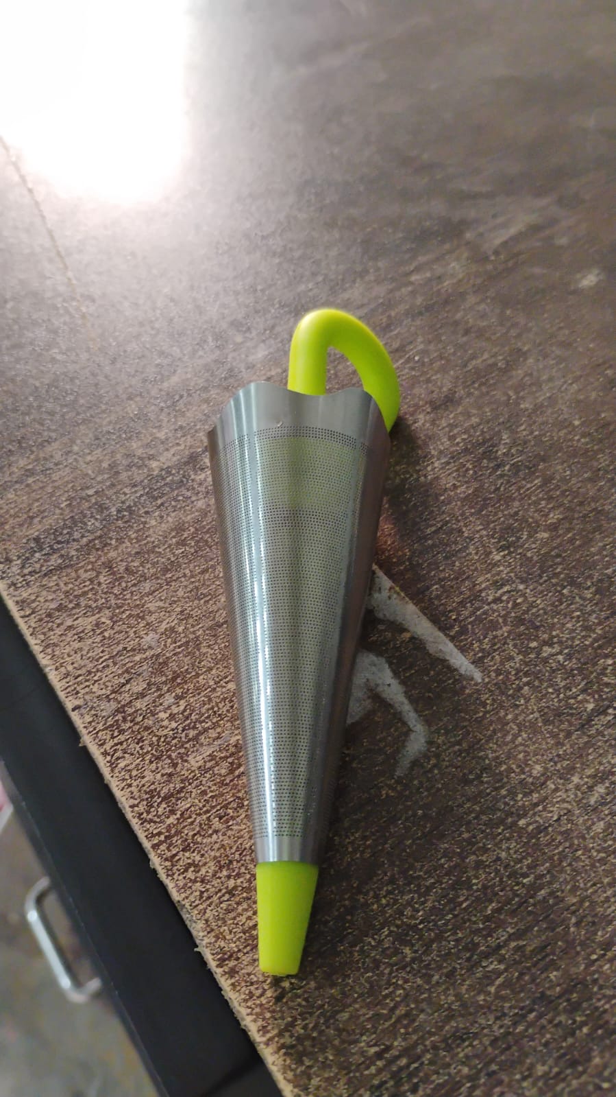 Reusable Wukusy umbrella tea strainer without tray stand, colorful and cute for home brewing tea, compact kitchen accessory.