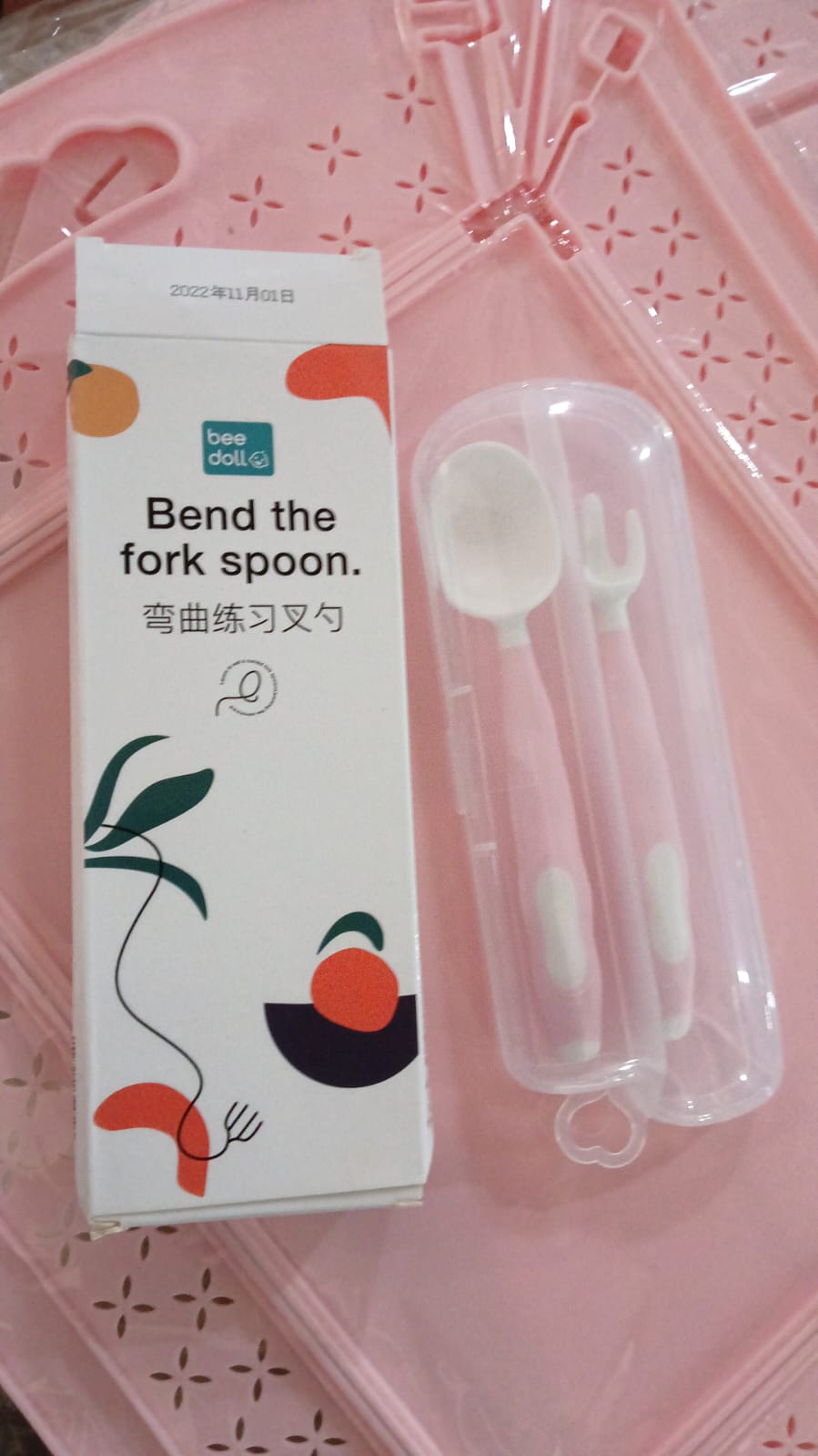 Wukusy silicone bendable kids feeding spoons and forks with travel case, toddler utensils for self-feeding and learning.