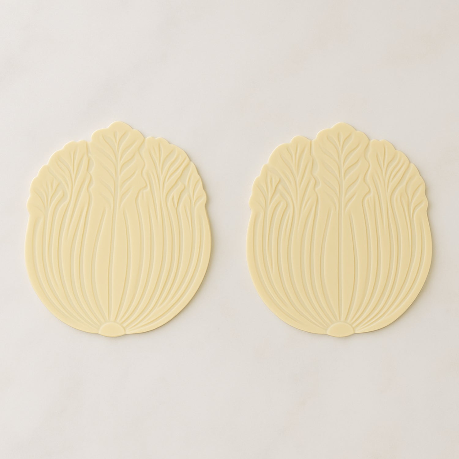 Set of two Wukusy silicone coasters with leaf design, ideal for protecting surfaces in home and kitchen spaces.