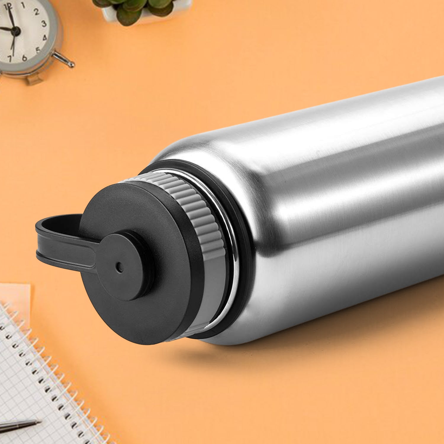 Silver stainless steel Wukusy double wall vacuum-insulated water bottle, 1000 ml, for keeping drinks hot or cold.