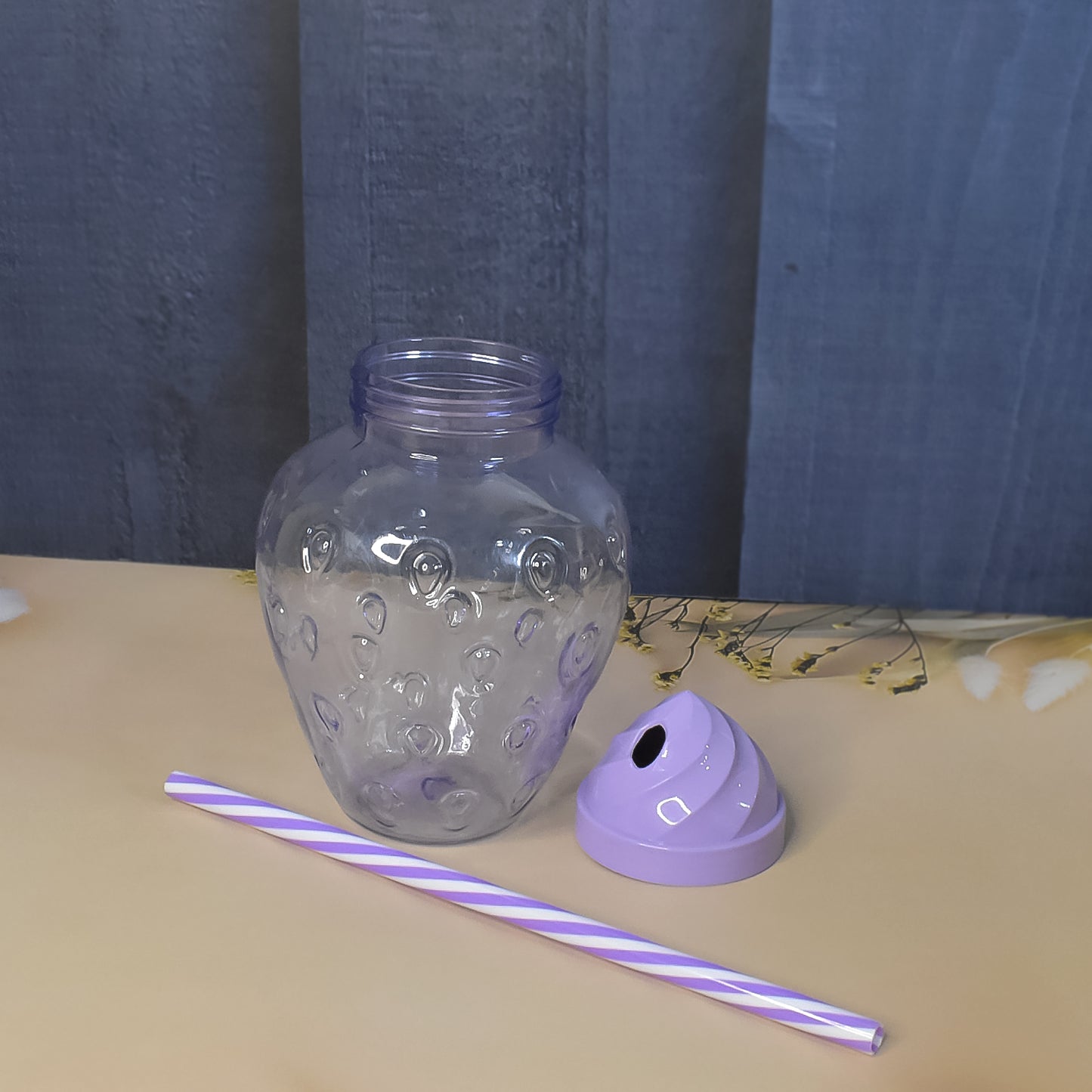 Wukusy plastic drinking cup, lightweight and durable, ideal for home use, with a clear design and sturdy construction.