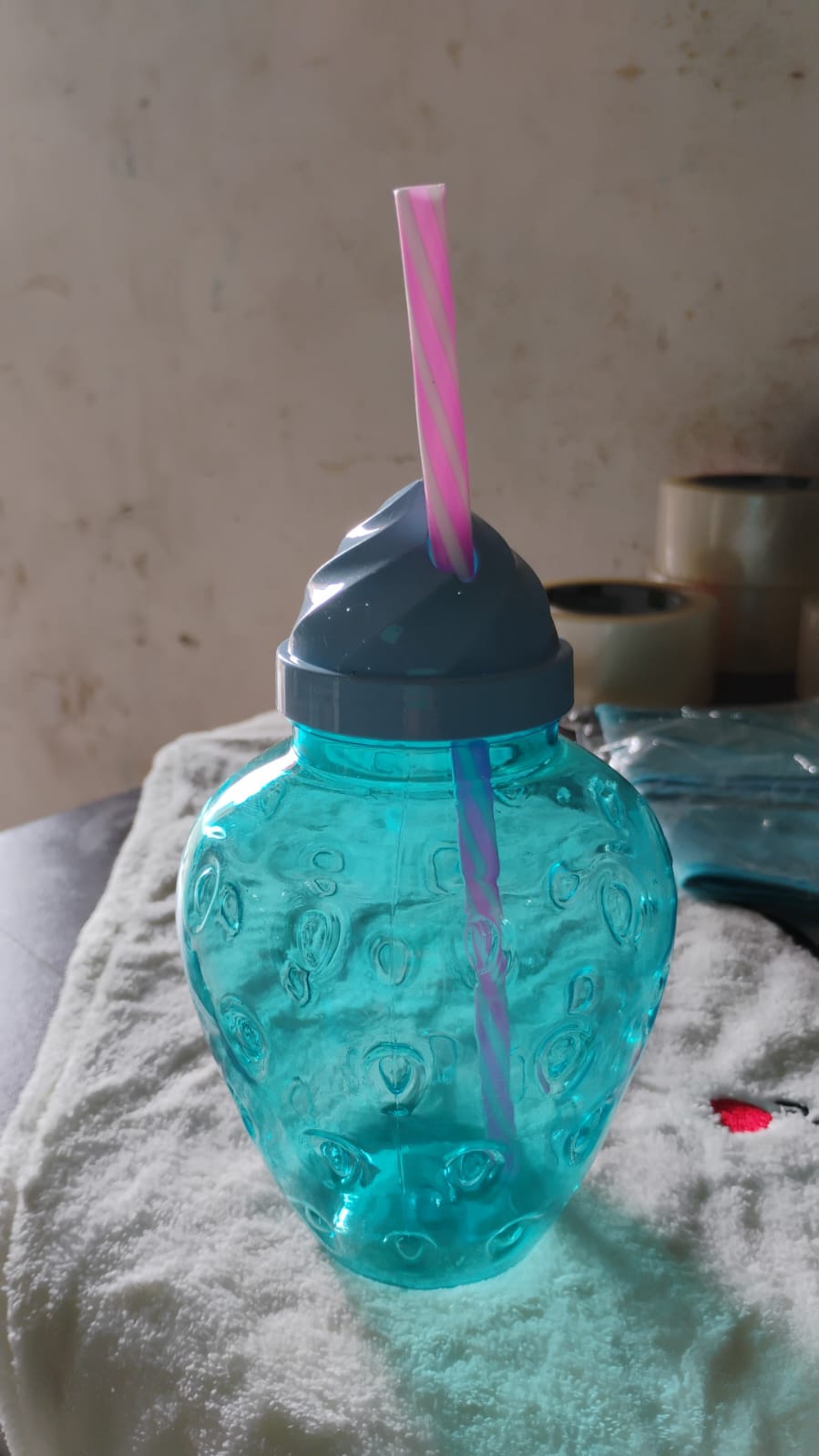 Wukusy plastic drinking cup, lightweight and durable, perfect for home use, shown with clear plastic design and smooth rim.