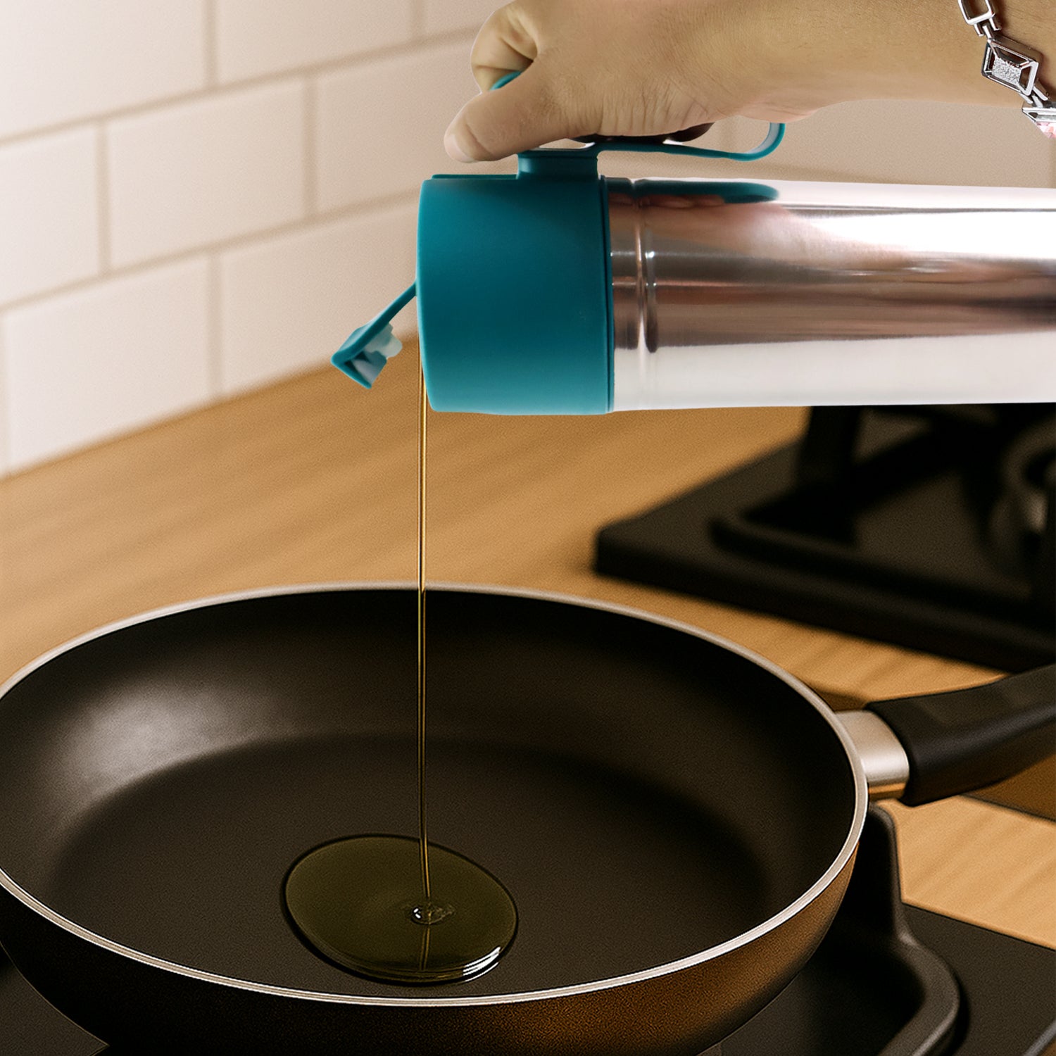 Stainless steel oil pourer bottle with flip lid and handle, 1000ml capacity, ideal for kitchen use, by Wukusy.