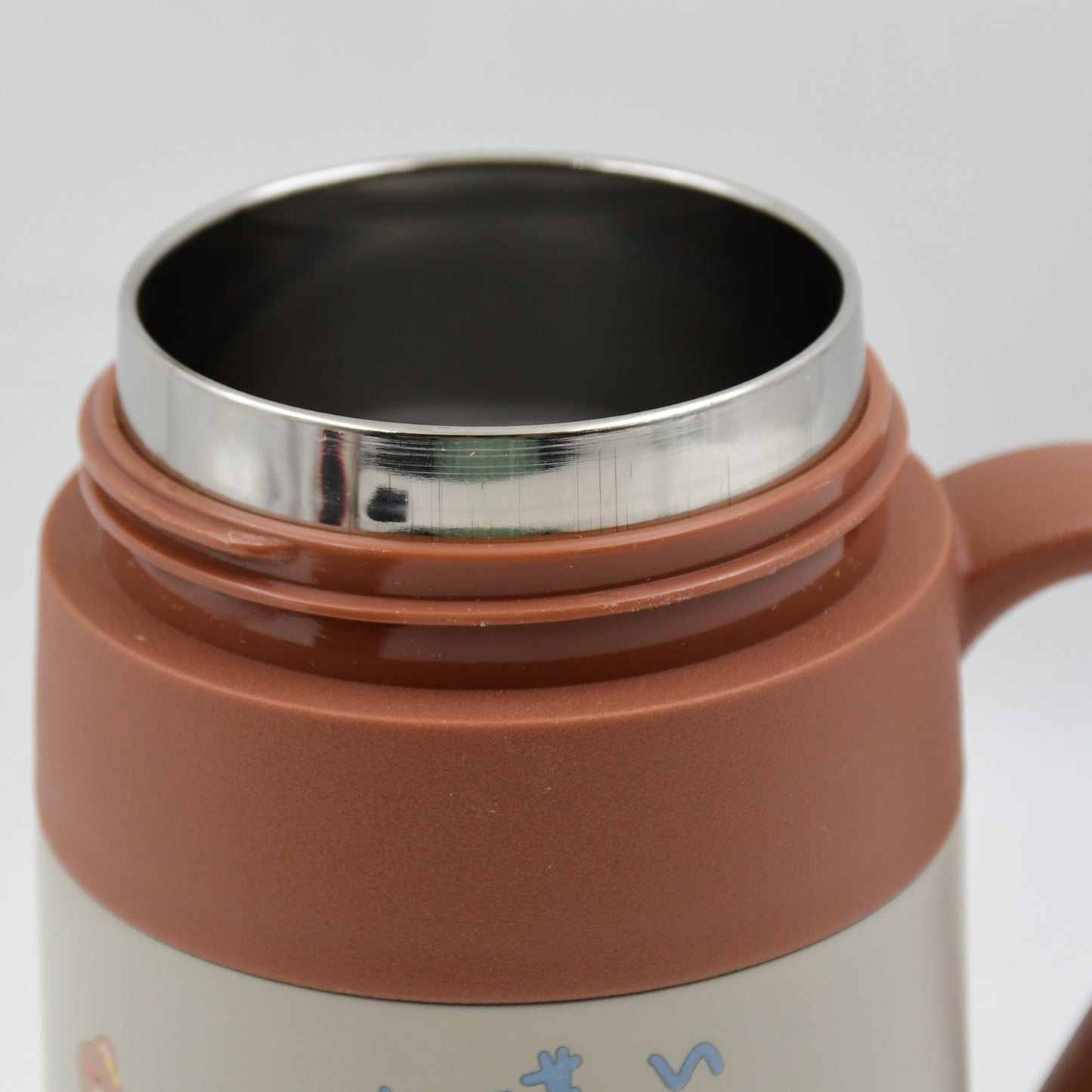 Wukusy stainless steel vacuum insulated mug with handle, 550ml size, ideal for hot and cold beverages in home and kitchen use.