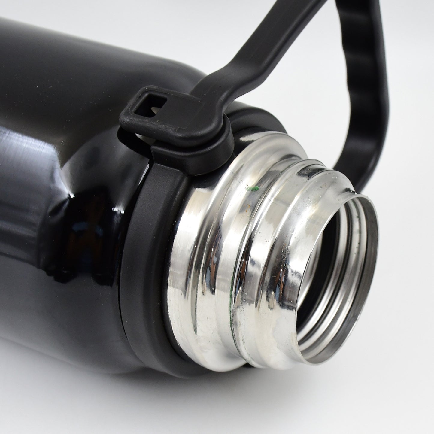 Wukusy stainless steel vacuum insulated water bottle, 1200 ml, with sleek design for keeping drinks hot or cold.