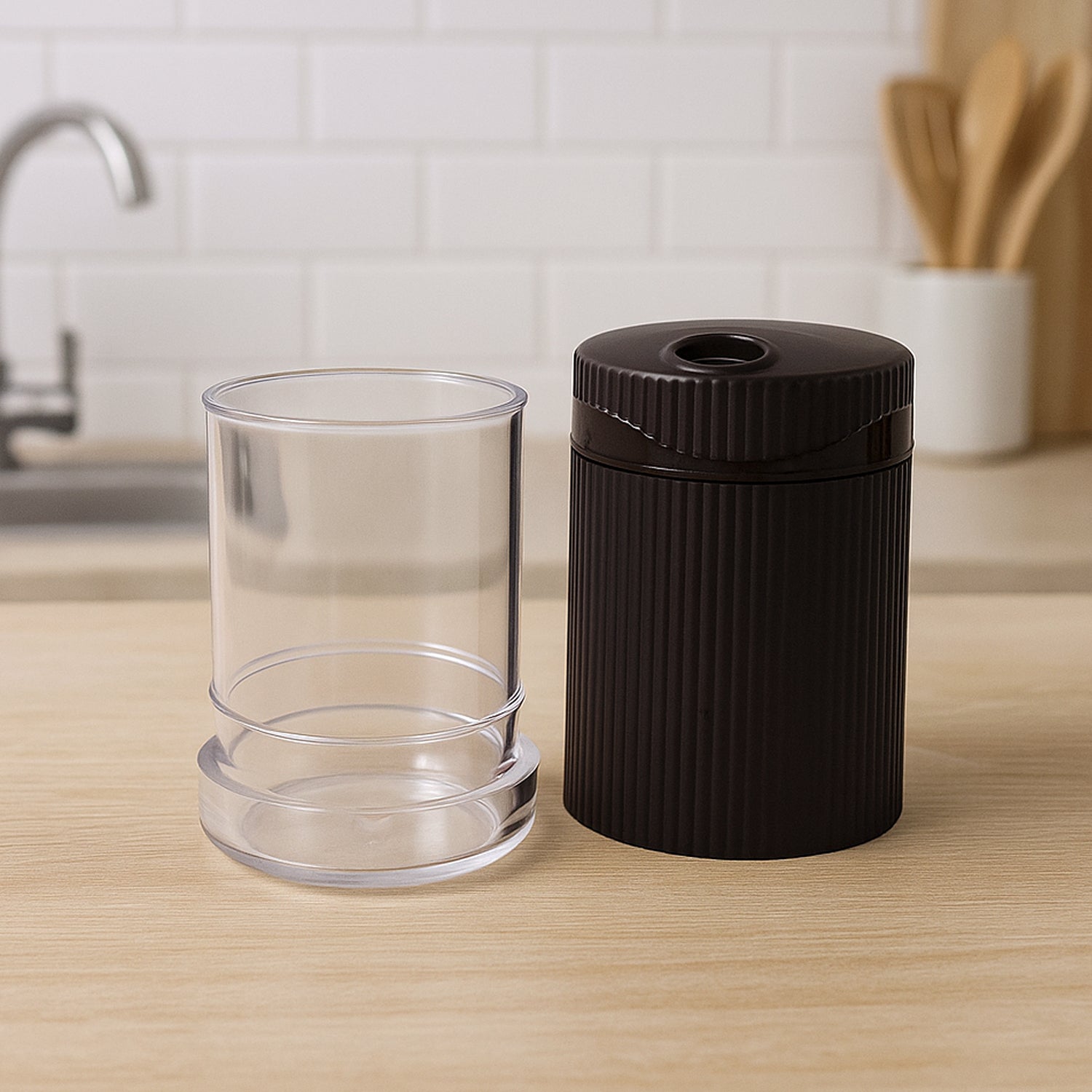 Wukusy Supermom Linoo salt and pepper dispenser set, 2-piece kitchen spice shakers with clear glass and metal lids.