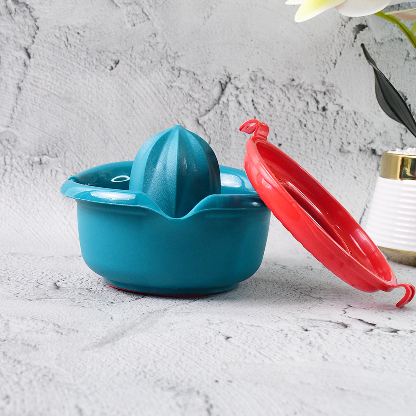 Wukusy Supermom Premium Manual Citrus Juicer for home kitchen, hand press with sturdy design for fresh juice extraction.