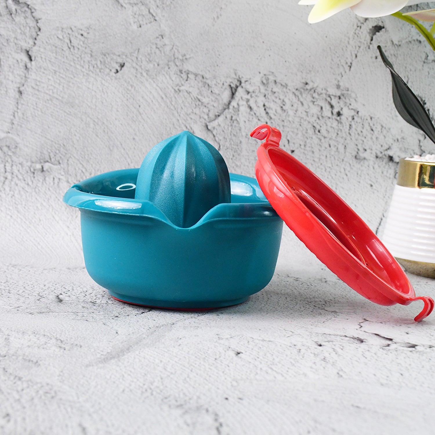 Wukusy Supermom Premium Manual Citrus Juicer for home kitchen, hand press with sturdy design for fresh juice extraction.