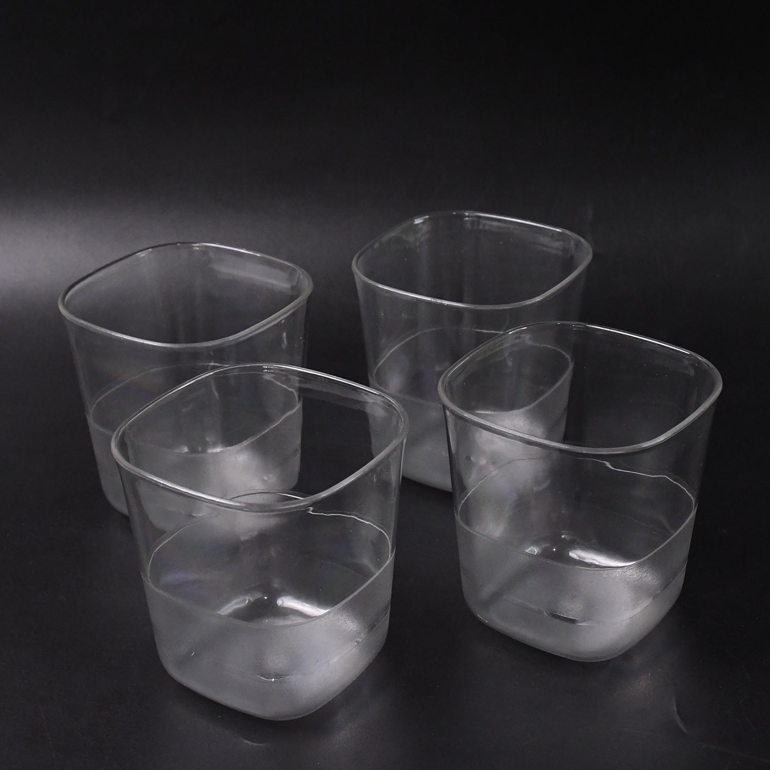 Set of four transparent Wukusy plastic jugs with elegant handles, each approximately 2000 ml, for home and kitchen use.