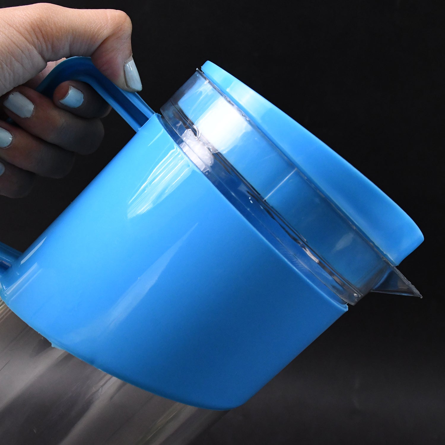 Set of four transparent Wukusy plastic jugs with elegant handles, 2000 ml capacity each, for home and kitchen use.