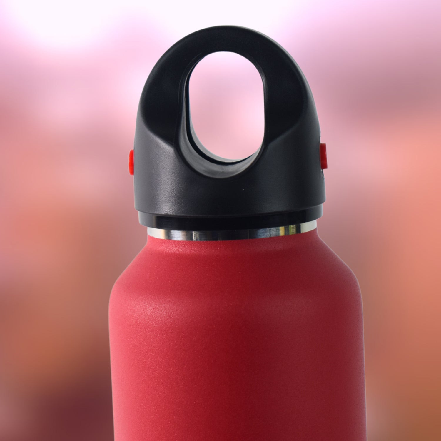Wukusy vacuum insulated stainless steel water bottle, 630 ml, with a sleek design for keeping drinks hot or cold.