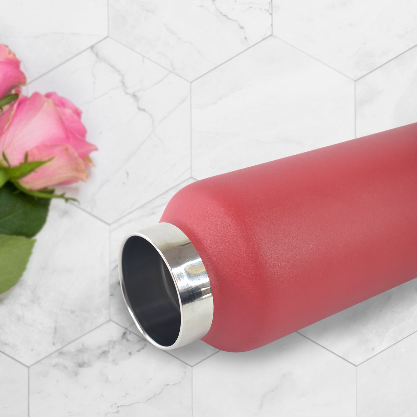 Wukusy vacuum insulated stainless steel water bottle, 630 ml, with sleek design and leak-proof lid for keeping drinks hot or cold.