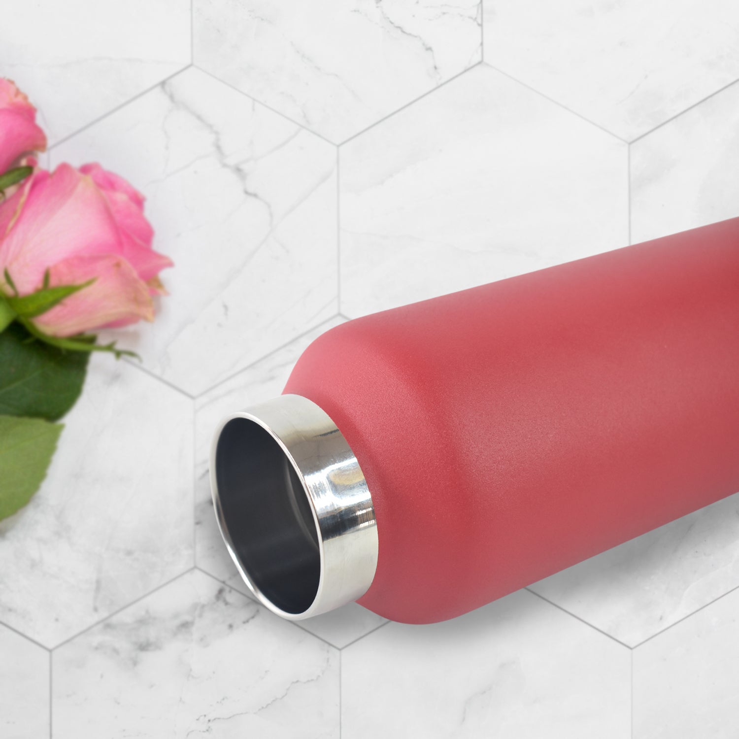 Wukusy vacuum insulated stainless steel water bottle, 630 ml, with sleek design and leak-proof lid for keeping drinks hot or cold.