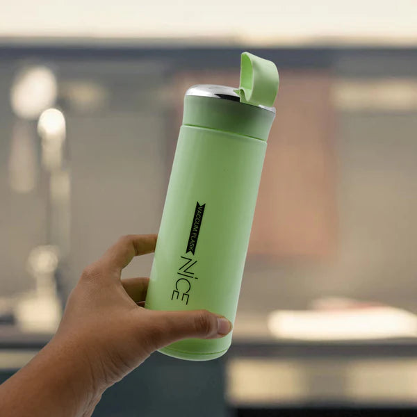 Light green 400ml Wukusy glass water bottle, leak-proof design, ideal for gym and children, with daily water intake measurement.