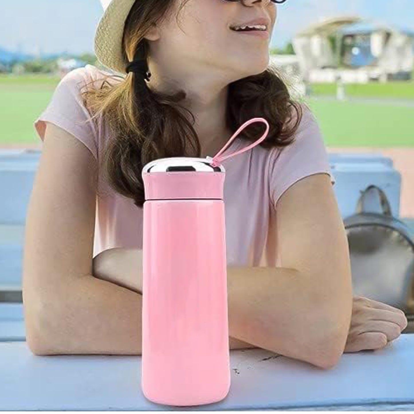 Pink 400ml Wukusy leak-proof glass water bottle for gym and children, featuring a secure lid and daily water intake measurement.
