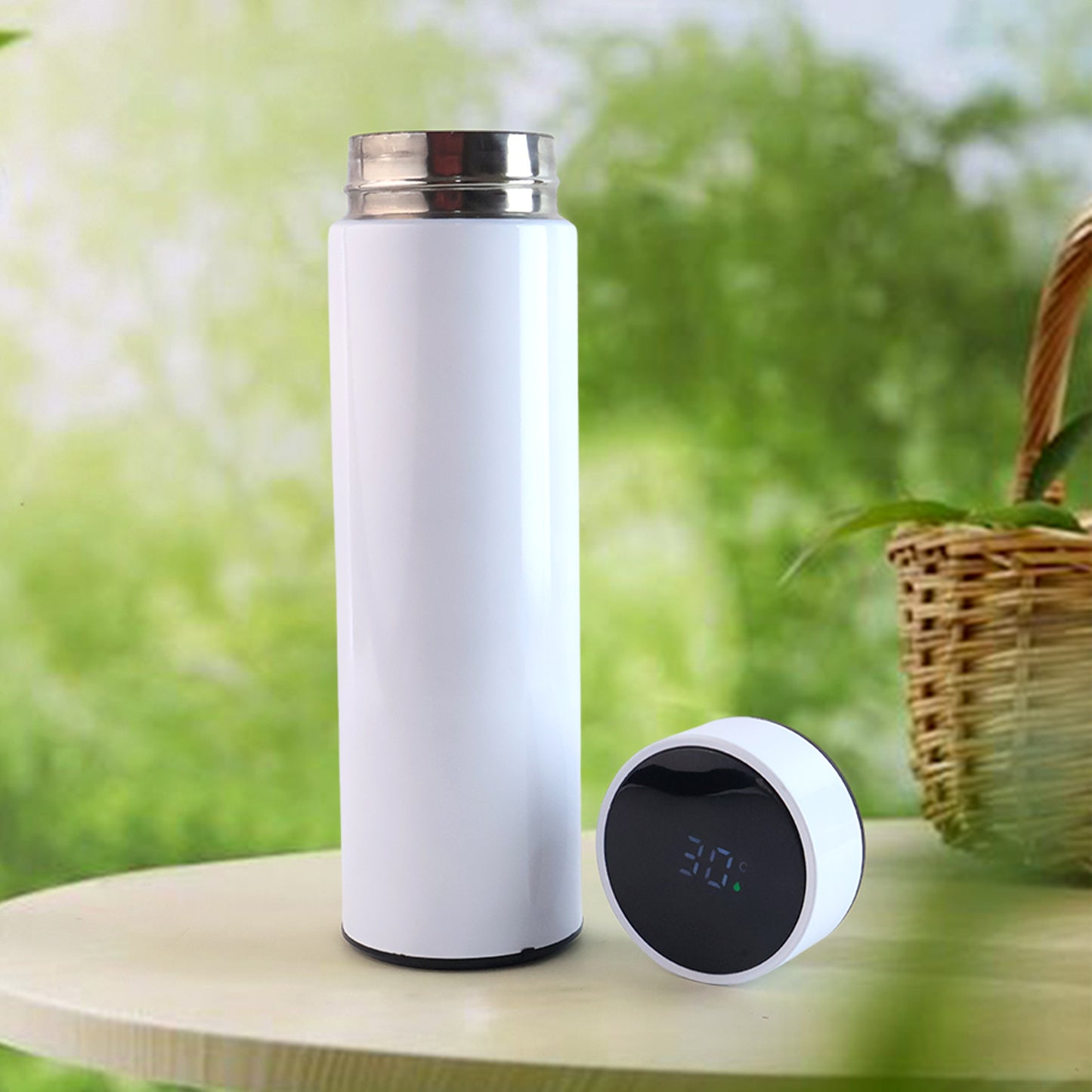 White Wukusy vacuum insulated water bottle, 500ml, with a sleek design and secure lid, ideal for keeping beverages hot or cold.