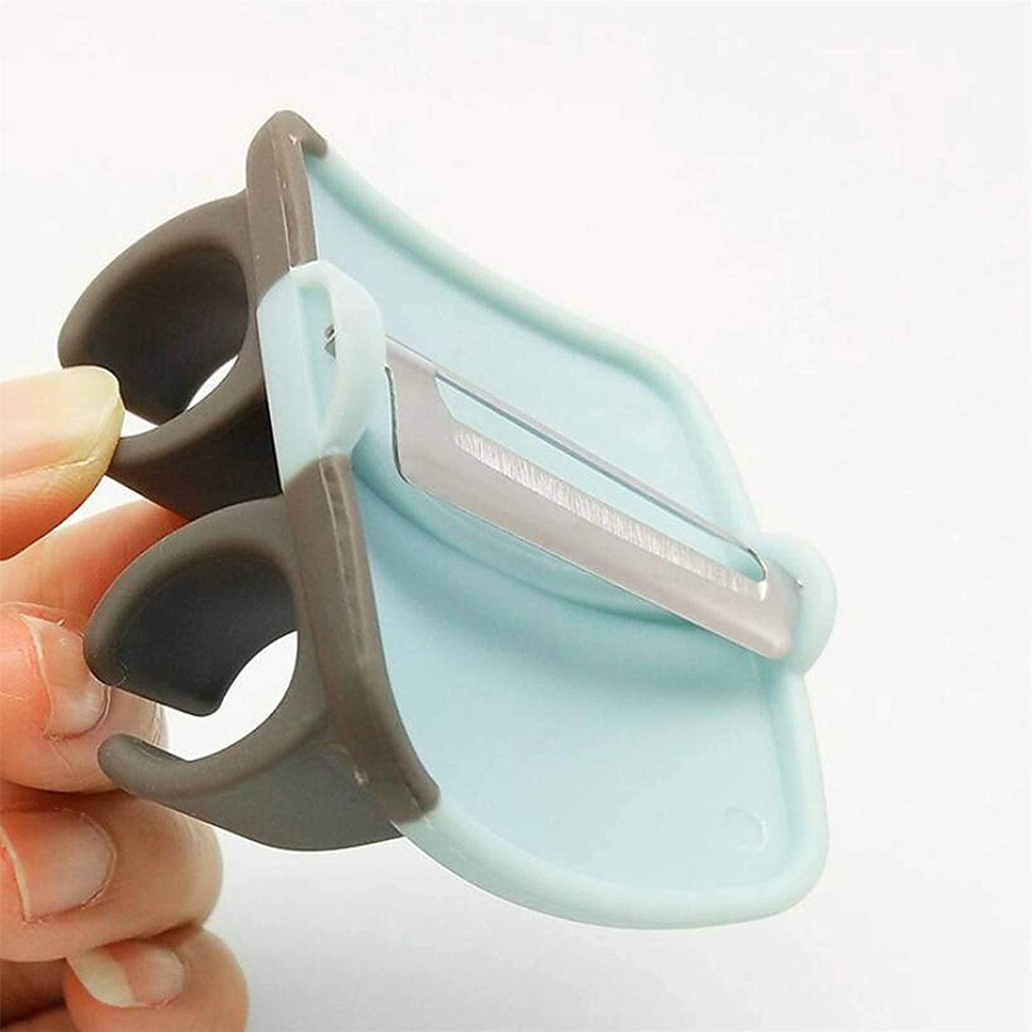 Wukusy hand palm vegetable peeler with rubber finger grip, ideal for peeling potatoes, cucumbers, and fruits in the kitchen.