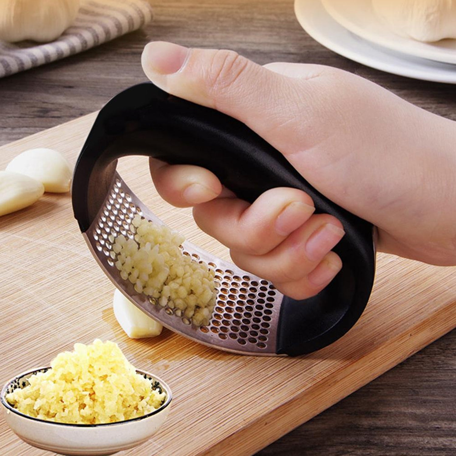 Wukusy 2350 multipurpose garlic press and ginger crusher made of stainless steel, kitchen tool for quick garlic and ginger crushing.