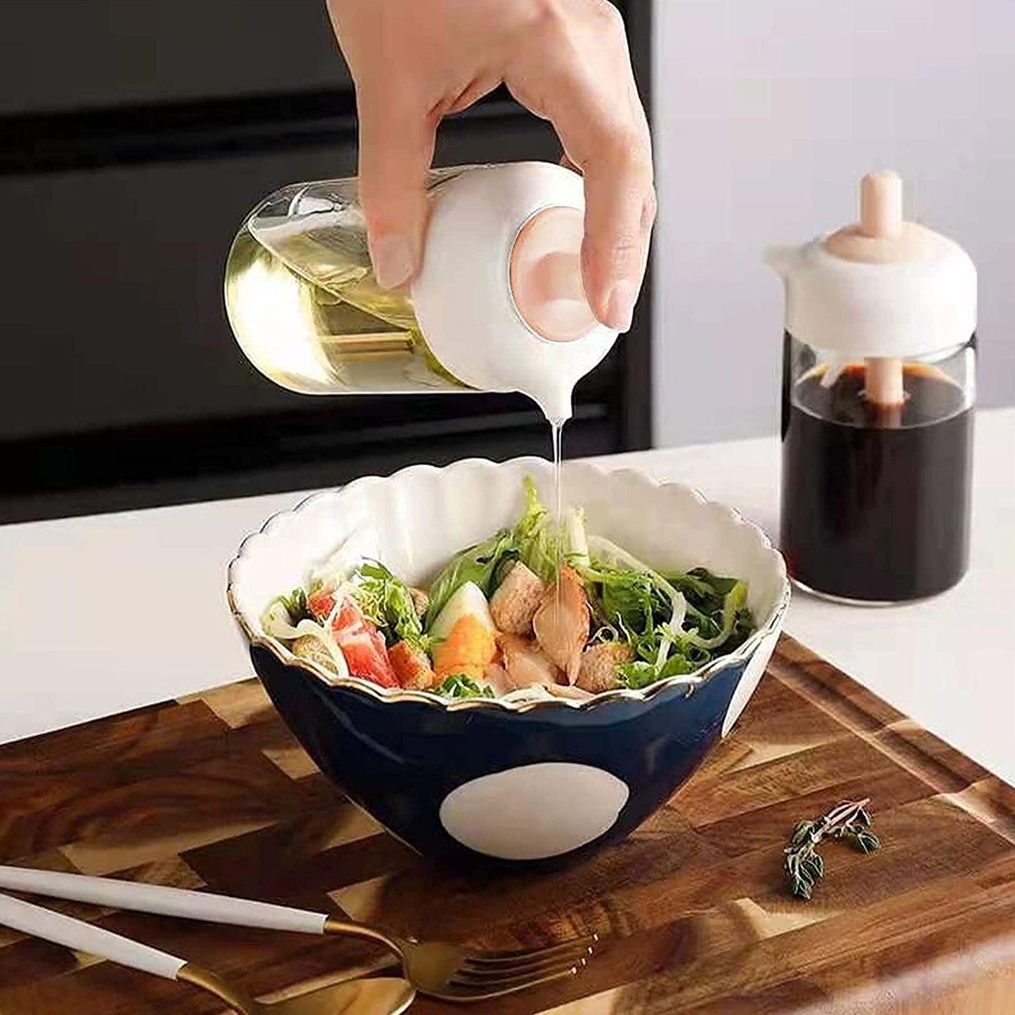 Wukusy oil dispenser with silicone oil brush, 250ml kitchen tool for precise oil application and convenient cooking.