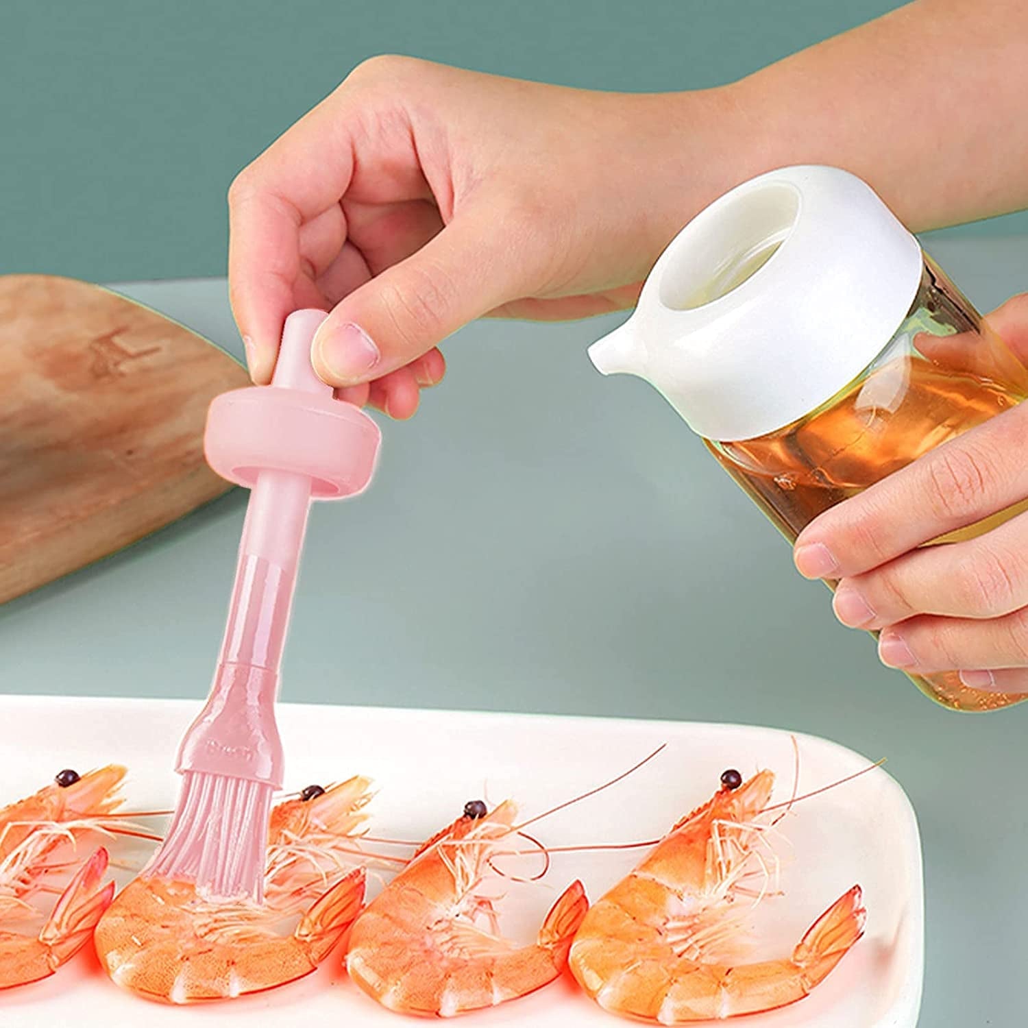 Wukusy oil dispenser with silicone oil brush, 250ml kitchen tool for easy oil pouring and brushing in cooking tasks