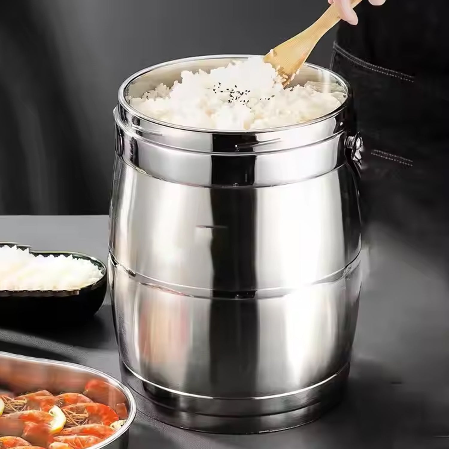 Stainless steel Wukusy insulated lunch box with double vacuum layer, 2.2L capacity, ideal for keeping food hot or cold.