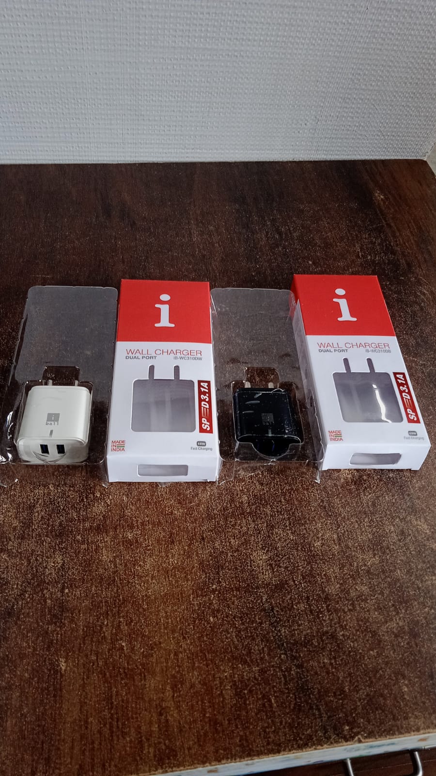 Wukusy Iball dual USB wall charger with 5V 3.1A fast charging ports for mobile devices, compact and high-speed charging adapter.