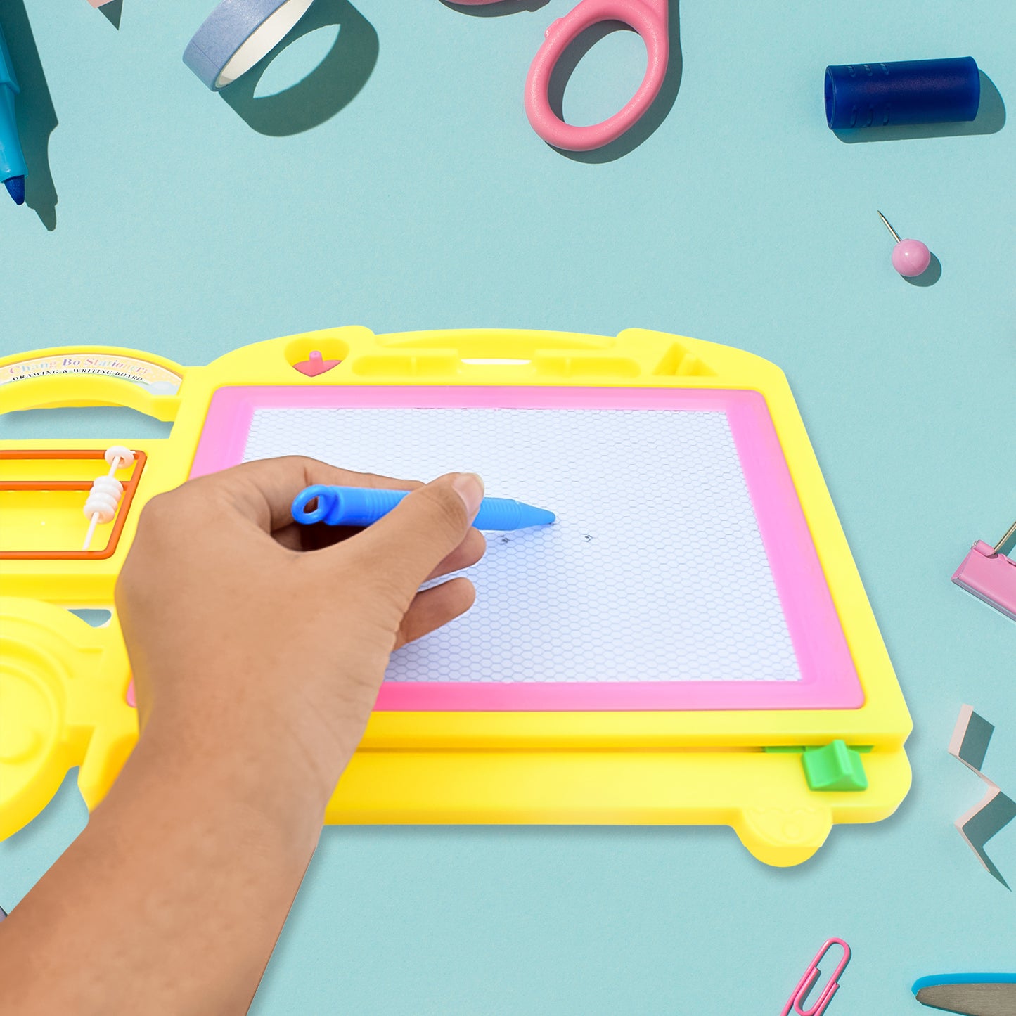 Bus-shaped drawing and writing slate board for kids by Wukusy, 32x21 cm, ideal for creative art and learning activities.