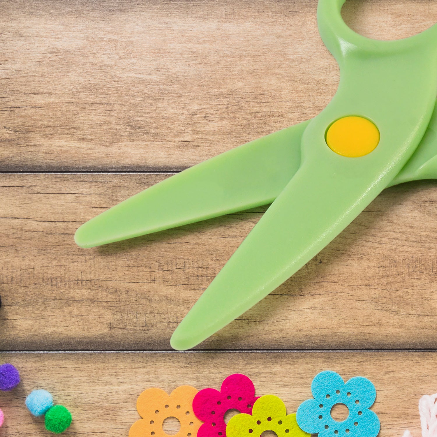 Wukusy plastic safety scissors for preschool training, suitable for office use, with rounded blades and colorful handles.